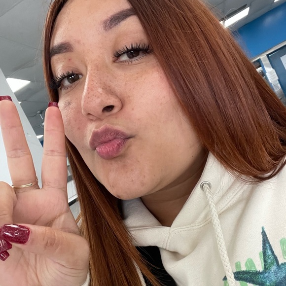 Meet your Posher, Cristina - Picture 2 of 2